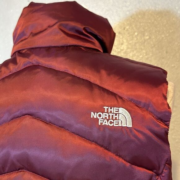 NEW The North Face 550 women’s goose down vest burgundy color size XS - Picture 7 of 13